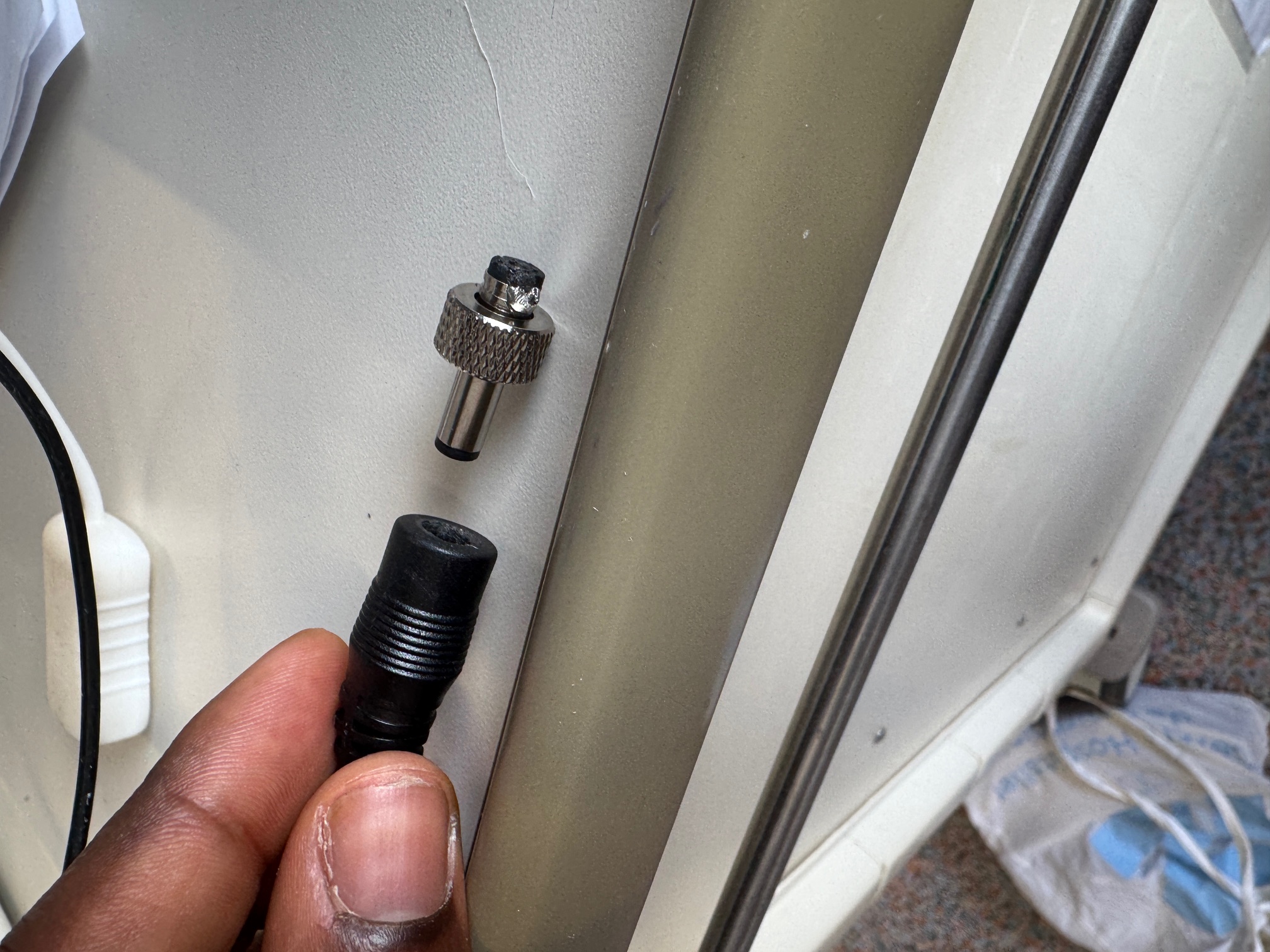 Connexion physique d un composant lors d une intervention matérielle en service