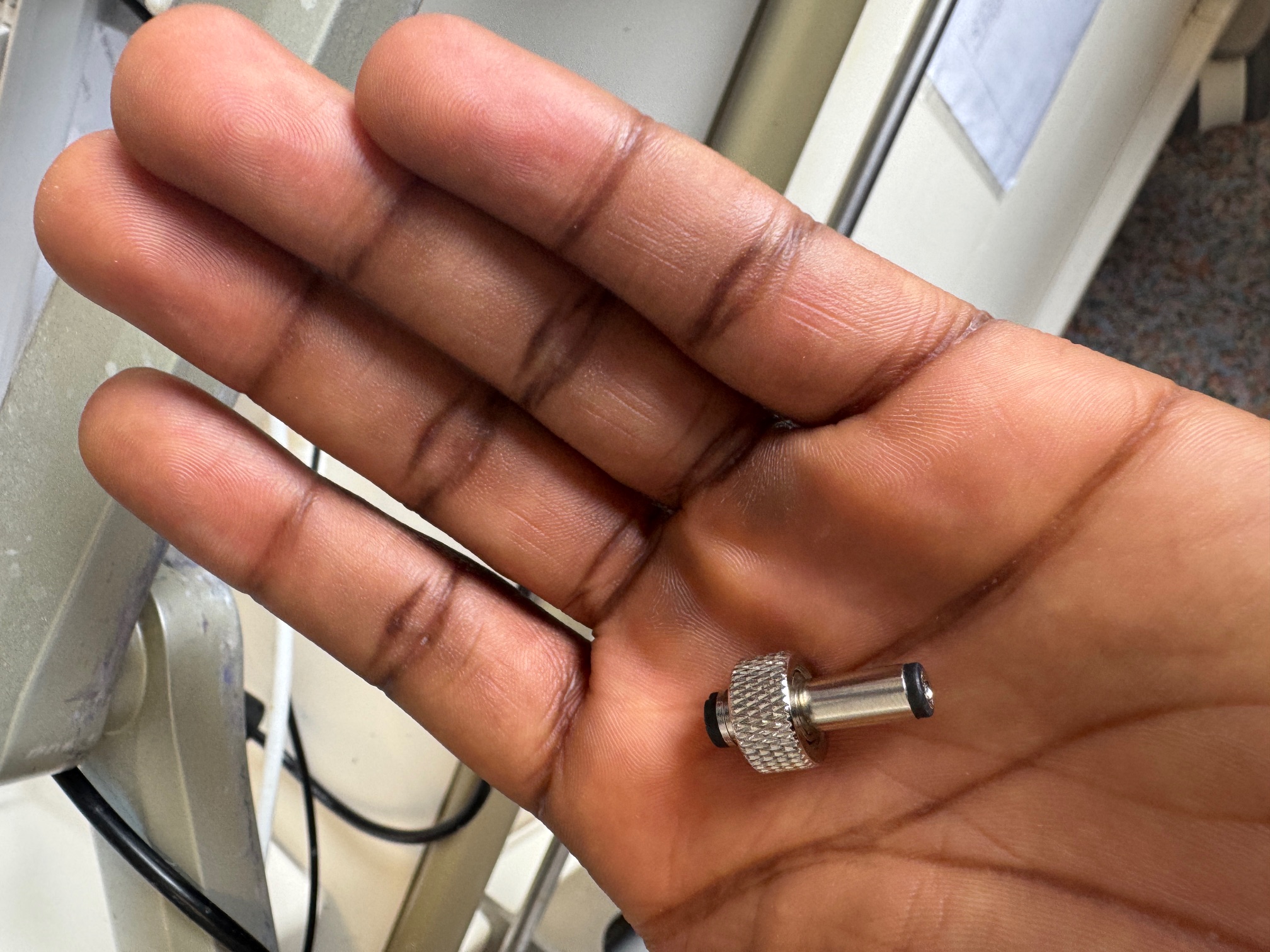 Piece hardware recuperee lors d une intervention de maintenance au CH Tourcoing